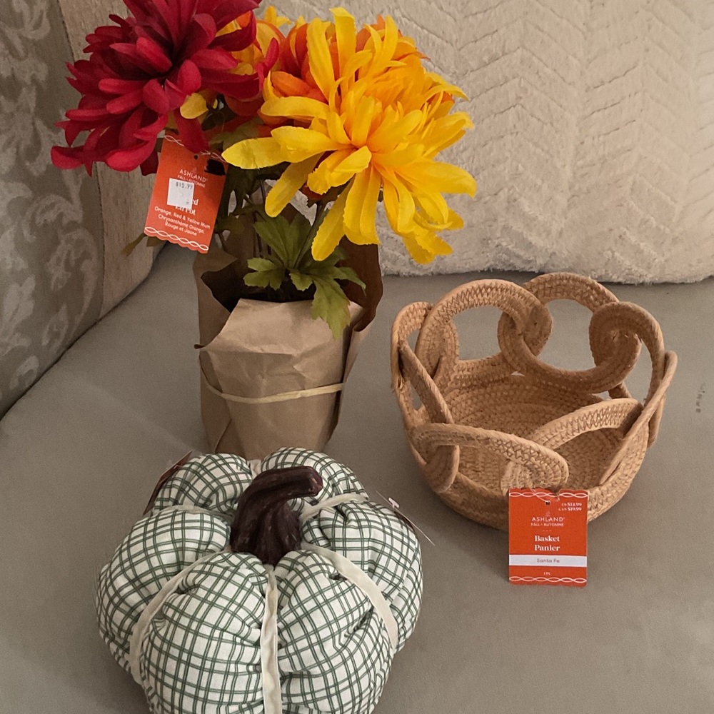 Lot of decorations for fall or Thanksgiving.